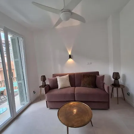 Arty & Chic A * نيس